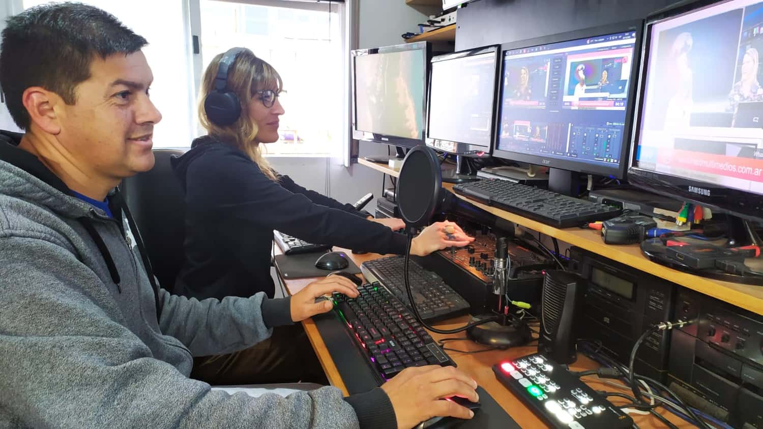 Cursos de periodismo, radio y producción en el CFL 403
