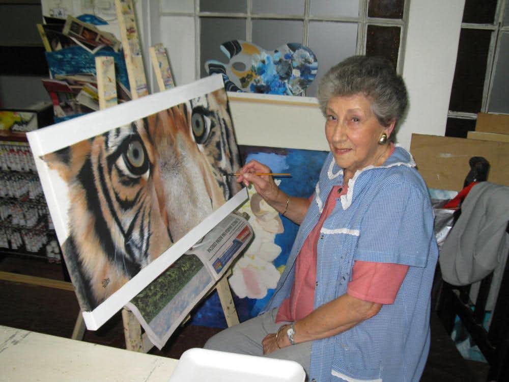 A los 89 años, Lidia García de Bartrés  disfruta del aprendizaje de la pintura