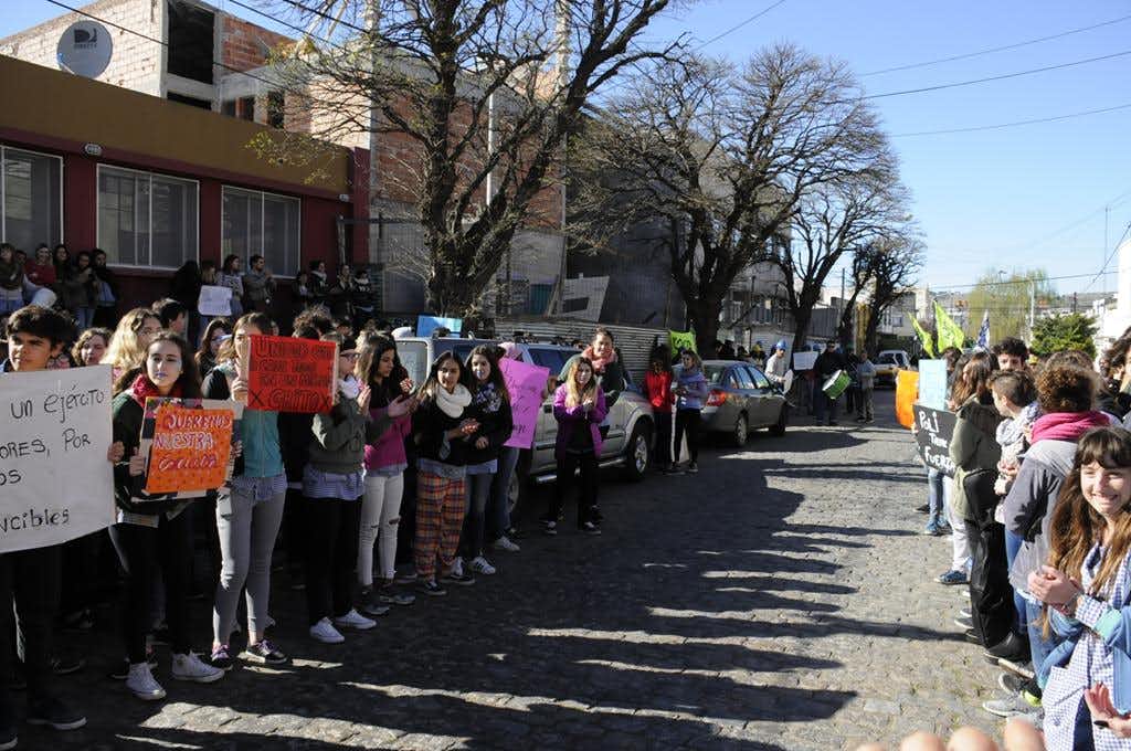 Alumnos y obreros de Polivalente salieron a la calle a protestar por la paralización de la obra