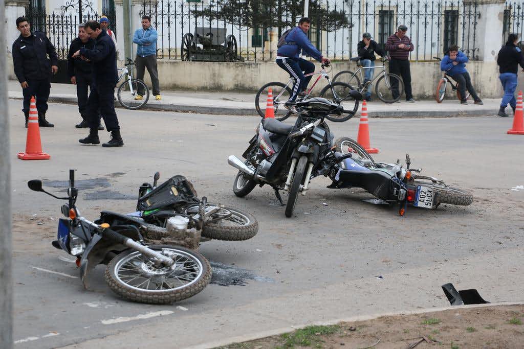 Un triple choque de motos dejó como saldo un policía internado en observación