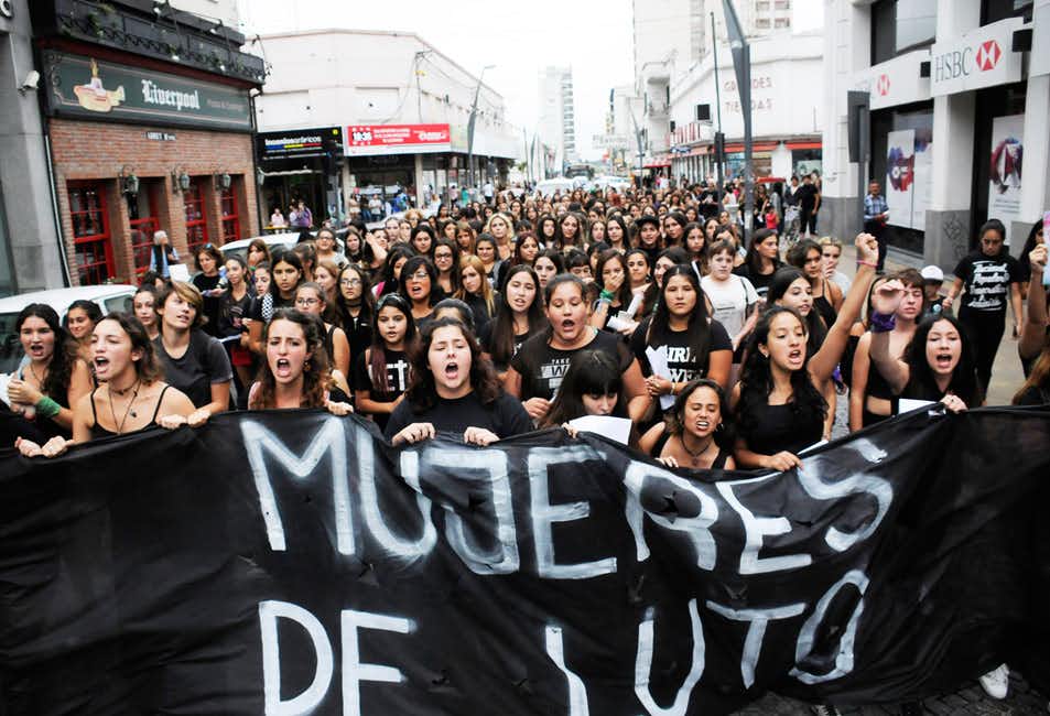 Un centenar de estudiantes vestidas de luto se concentraron y marcharon en contra de los femicidios