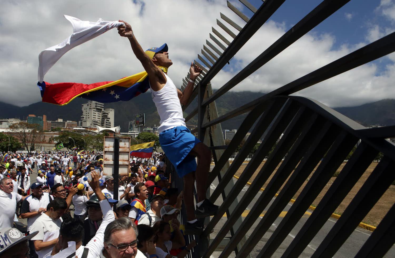 Venezuela acusa a Guaidó  y a Colombia por los  enfrentamientos en la frontera
