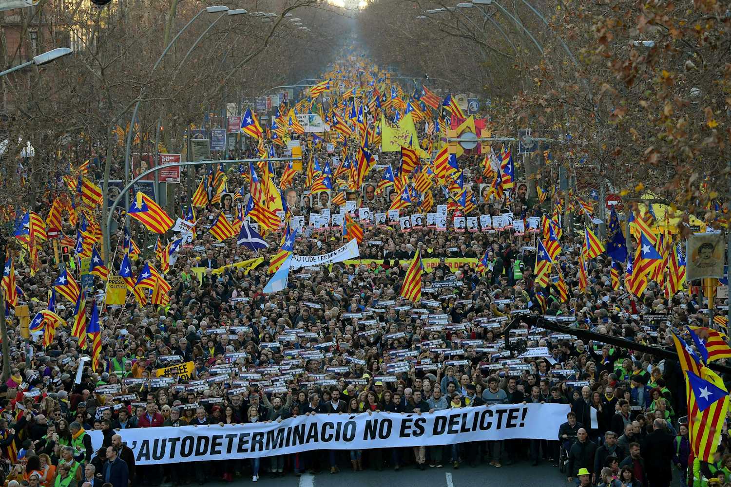Cientos de miles de personas protestaron contra el proceso a los independentistas