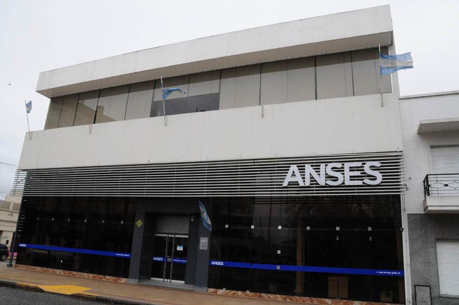 ANSES anunció cambios en el cronograma de pago del bono extraordinario para titulares de AUH y por Embarazo