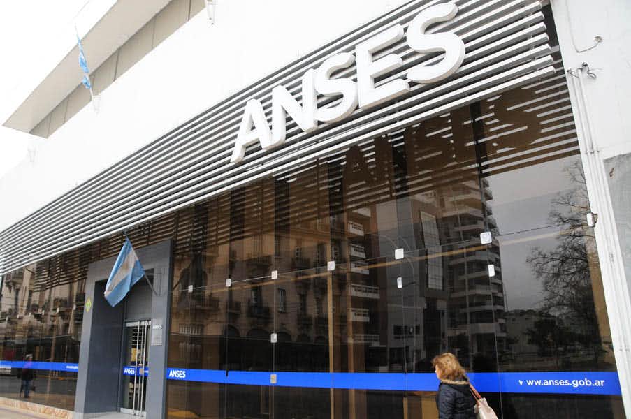 ANSES adelantó el pago del Ingreso Familiar de Emergencia para beneficiarios de AUH y AUE